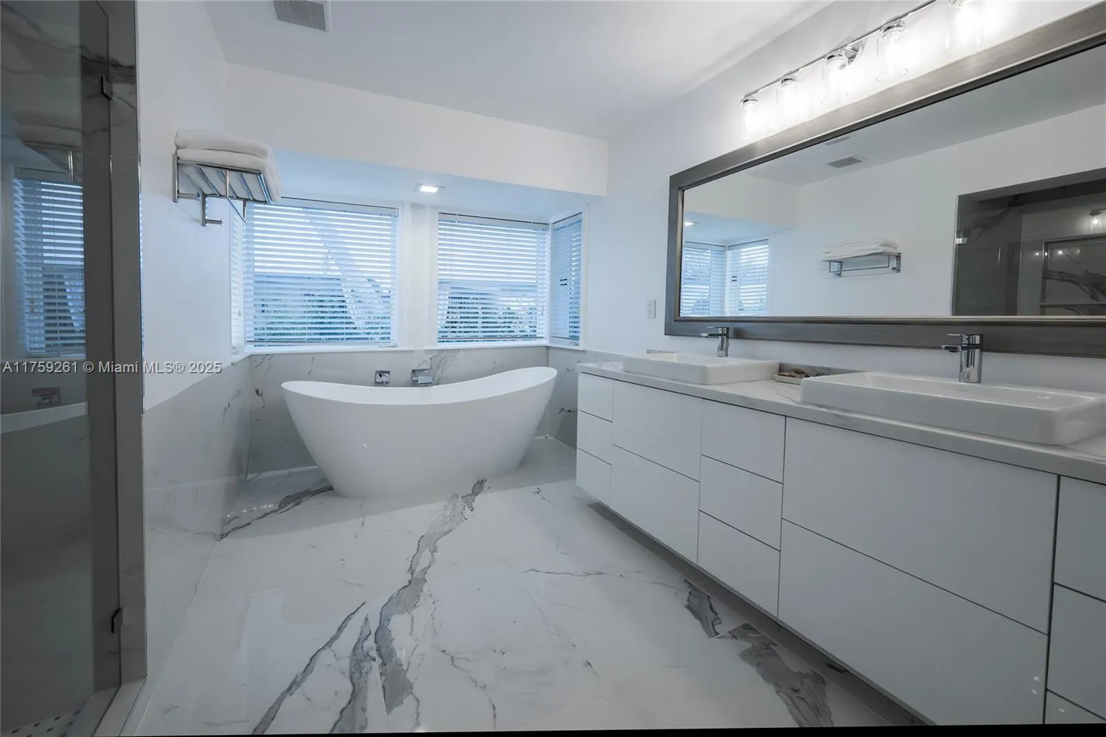 Coral Gables, Florida 33156, United States, 5 Bedrooms Bedrooms, ,4 BathroomsBathrooms,Residential,Active,85452