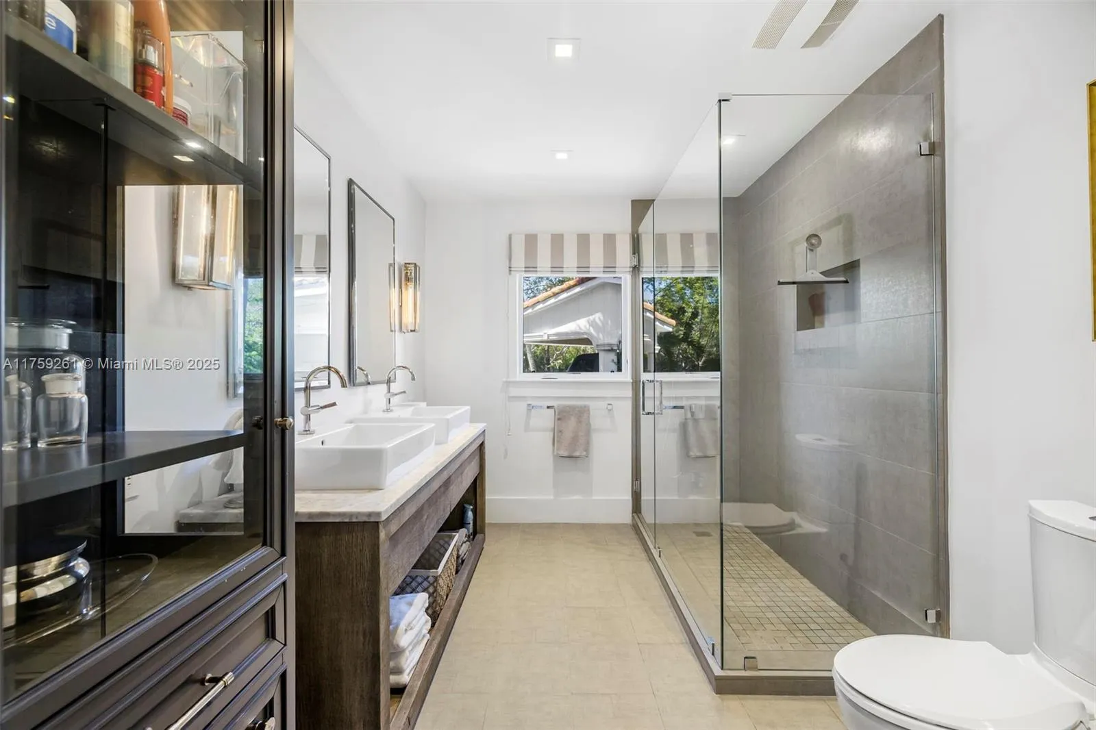 Coral Gables, Florida 33156, United States, 5 Bedrooms Bedrooms, ,4 BathroomsBathrooms,Residential,Active,85452