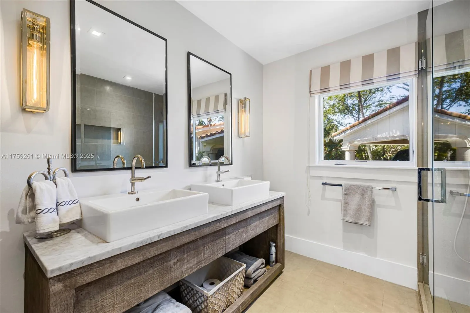 Coral Gables, Florida 33156, United States, 5 Bedrooms Bedrooms, ,4 BathroomsBathrooms,Residential,Active,85452