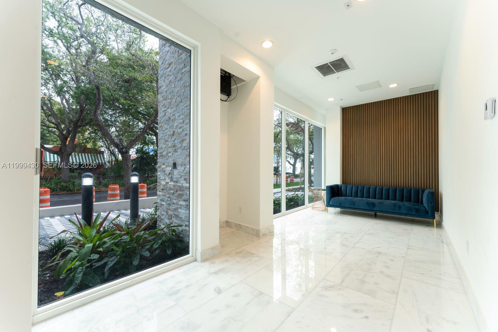 HOLLYWOOD ACADEMIC - Residential