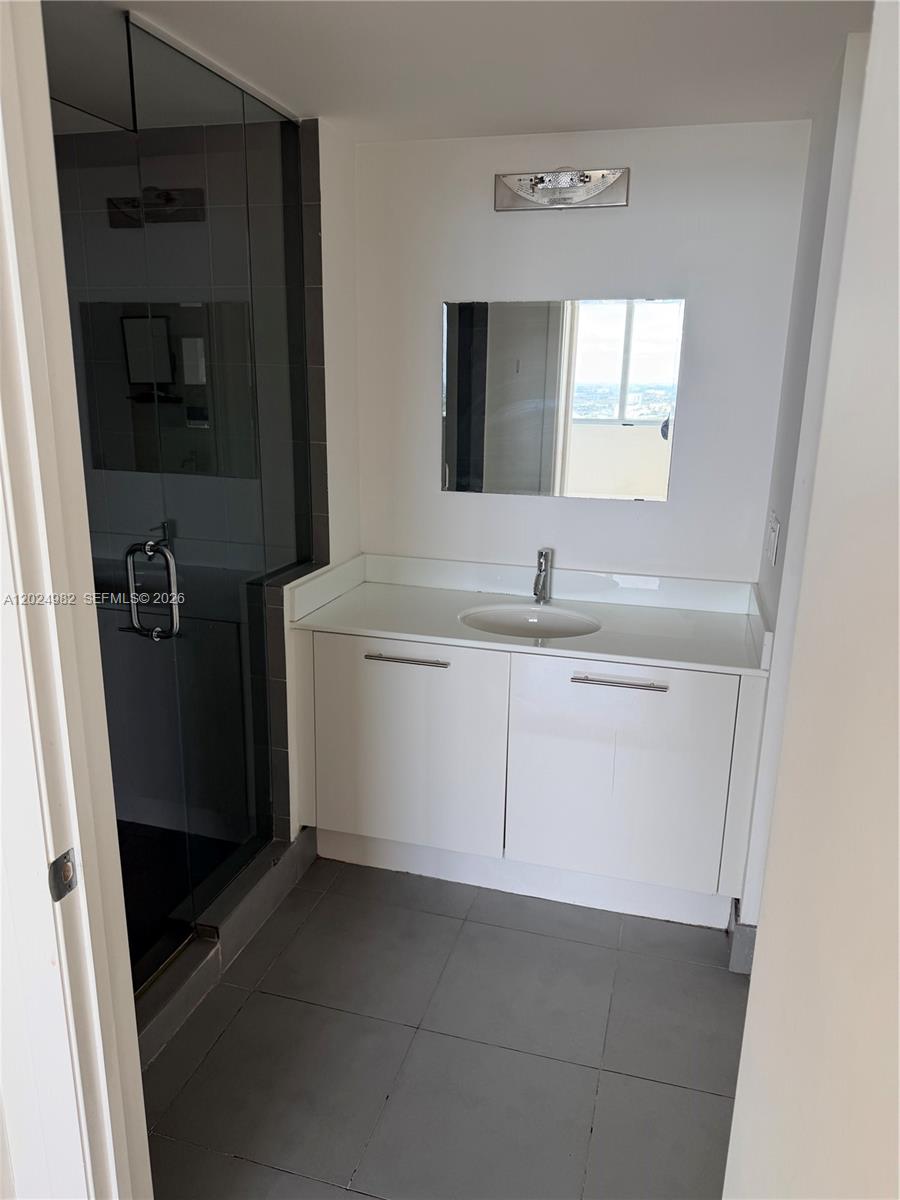 MINT CONDO - Residential