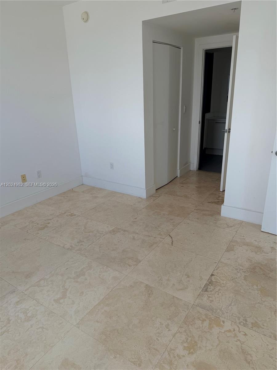 MINT CONDO - Residential
