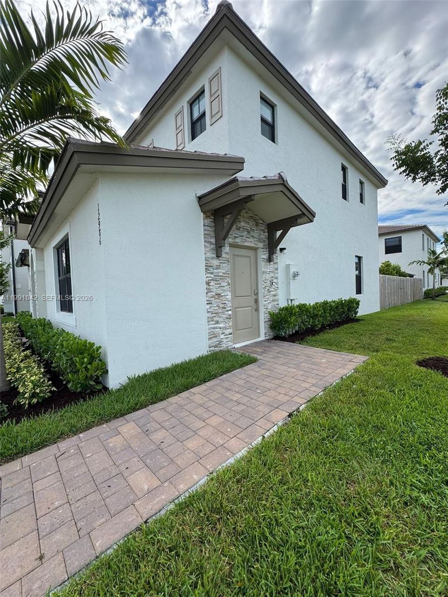 CORNER VILLA AT THE NEW LENNAR COMMUNITY SIENA RESERVES SOUTH. 3 BED AND 2.5 BATH!!!! CLOSE TO MANY SHOPPING PLAZAS, THE FALLS MALL, RESTAURANTS, URGENT CARES AND MORE. EASY TO SHOW!!!