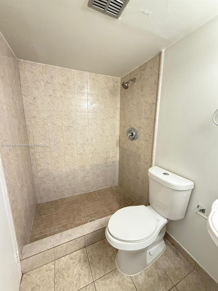 Hampton Court Condo - Residential Lease