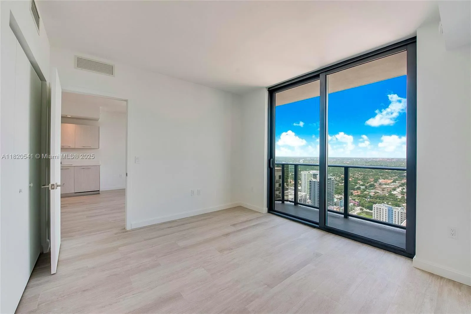 Miami, Florida 33130, United States, 1 Bedroom Bedrooms, ,1 BathroomBathrooms,Residential,Active,150381