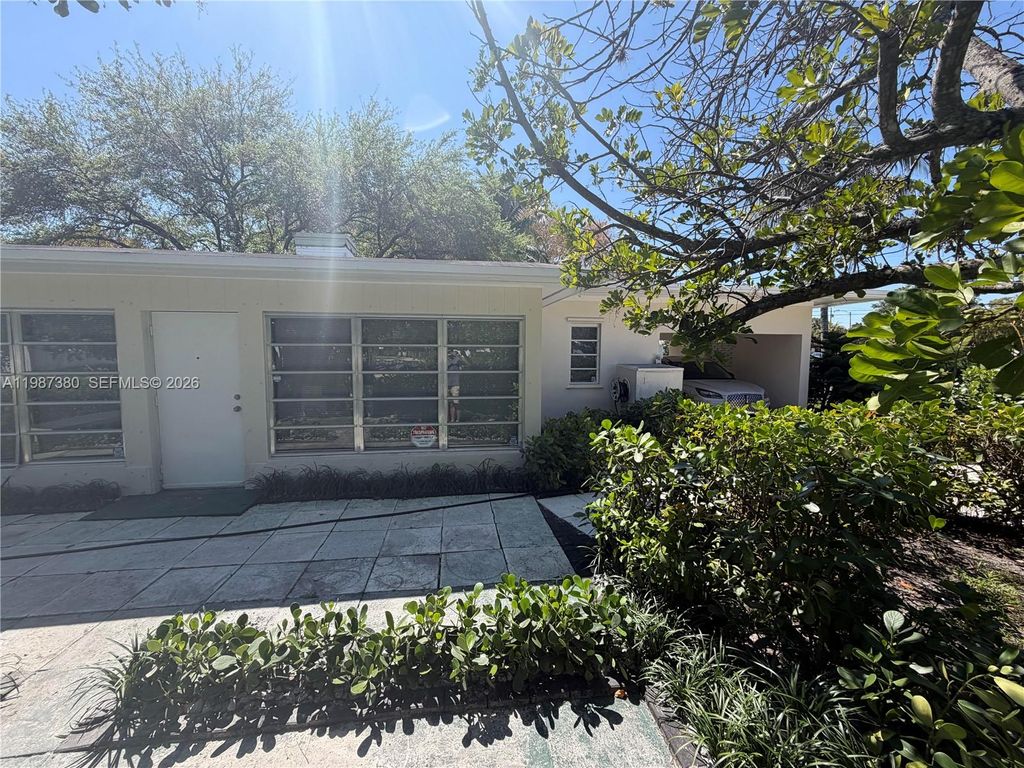 Photo of 311 SW 11th Ct, Fort Lauderdale, FL 33315 (MLS # A11987380)