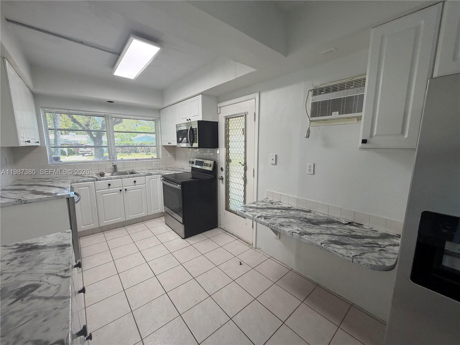 LAUDERDALE - Residential Lease