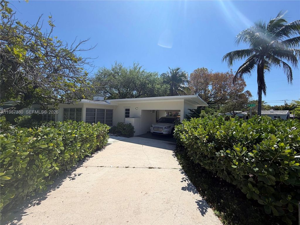 Photo of 311 SW 11th Ct, Fort Lauderdale, FL 33315 (MLS # A11987380)