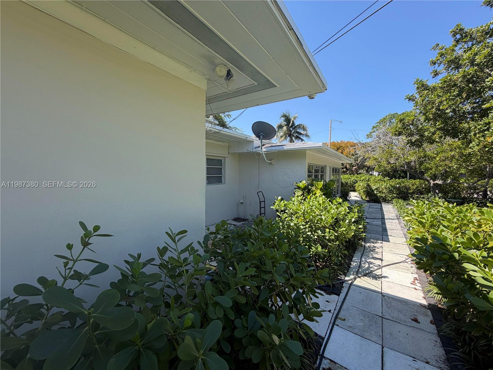 LAUDERDALE - Residential Lease