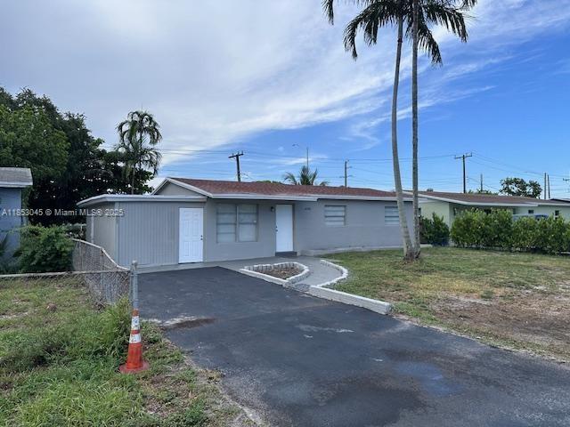 WELCOME TO THIS GORGEOUS 3/2 SINGLE FAMILY HOME. EVERYTHING IS BRAND NEW...
NEW KITHCHEN, NEW FLOORS, NEW APPLIANCES, NEW BATHROOMS, NEW ELECTRICAL PANEL.
FRESHLY PAINTED. CLOSE TO I-95 441 595 SHOPPING RESTAURANTS AND MORE.
ABSOLUTELY NO PETS.
