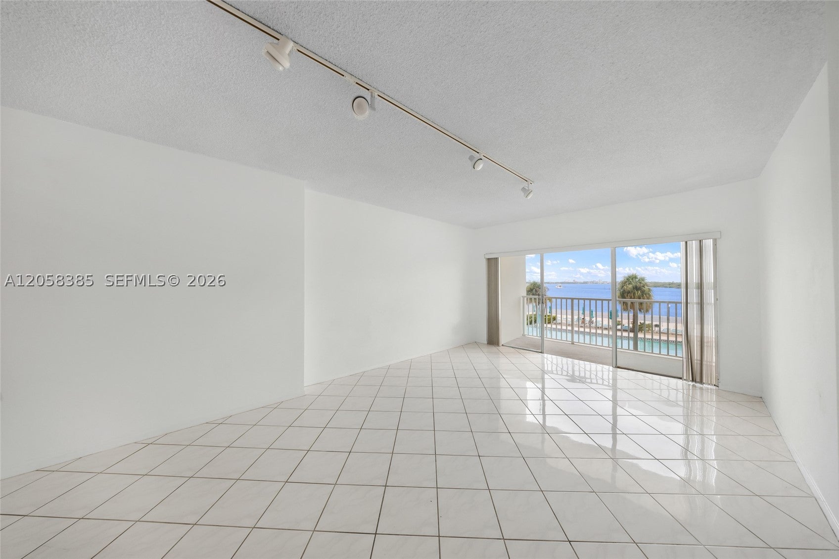 300 Bayview Dr 202