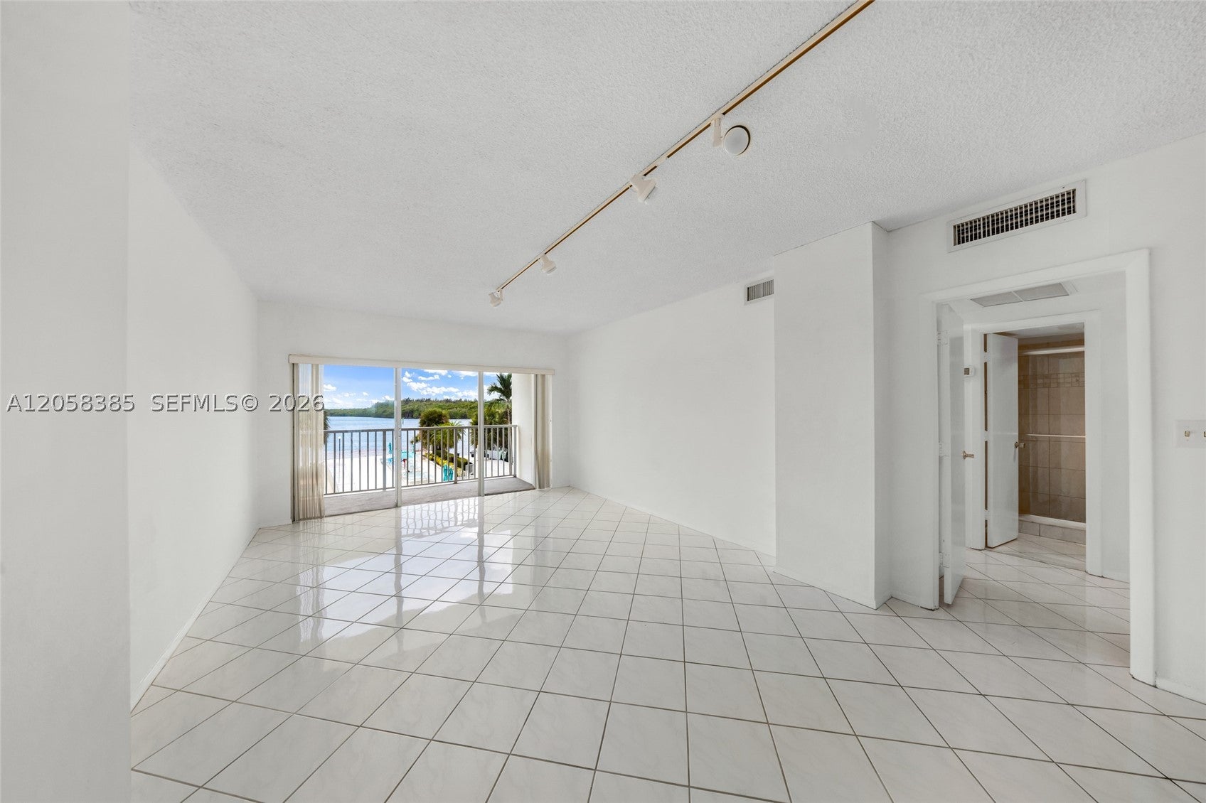 300 Bayview Dr 202