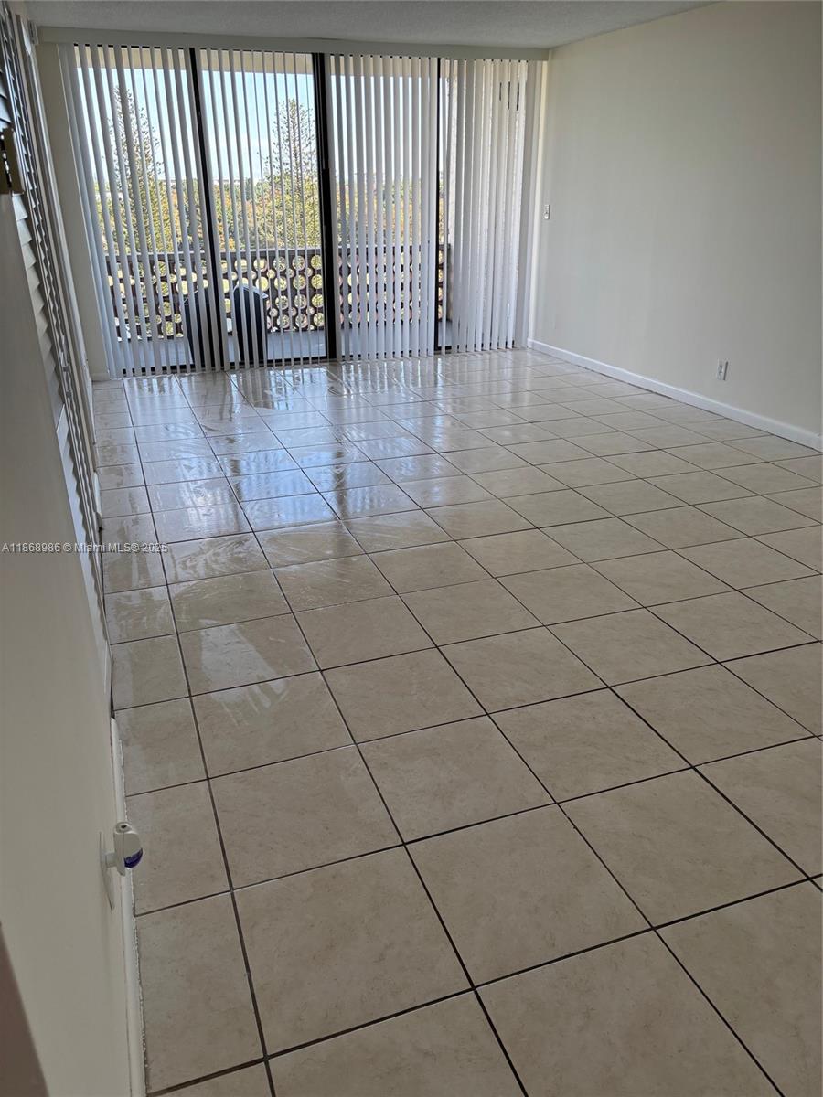 Beautiful 1 bedroom, 1 and 1/2 bath apartment for rent. Tiled floors, Large bedroom and clean apartment. Balcony with beautiful view, Must see... Ready for move in. Assigned parking spot, laundry facility and much more.