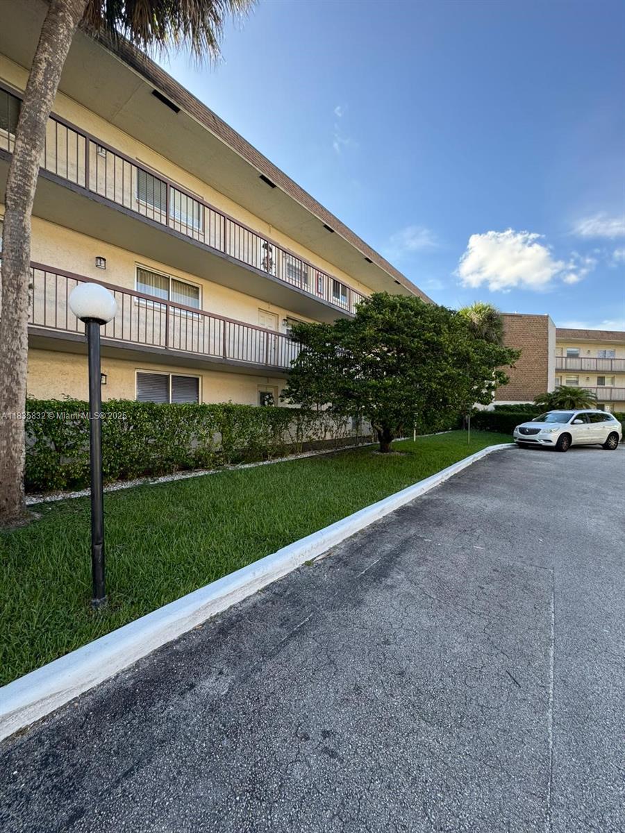 Lovely updated unit in the heart of Plantation! Must see this beautifully renovated home in a quiet, well-maintained neighborhood. Enjoy a sparkling pool and BBQ area just steps away. Washer and dryer inside the unit for your convenience. Huge patio with hurricane enclosure. Brand new Appliances, newer AC. Freshly painted. Beautiful Quartz countertops! Low monthly Association fee includes Insurance, water, hot water, trash pickup, and more! Ideal location close to shops, dining, and more. Tons of guest parking! Clubhouse with a gym included! Two pools and even a jacuzzi! Motivated seller – don’t miss this opportunity!