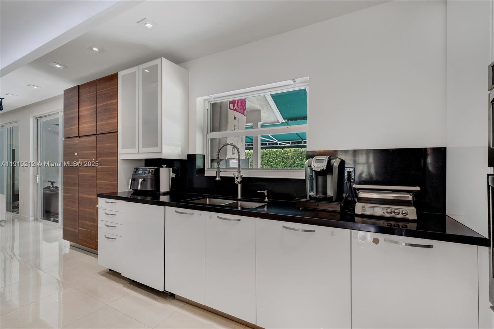 DORAL SANDS - Residential Lease