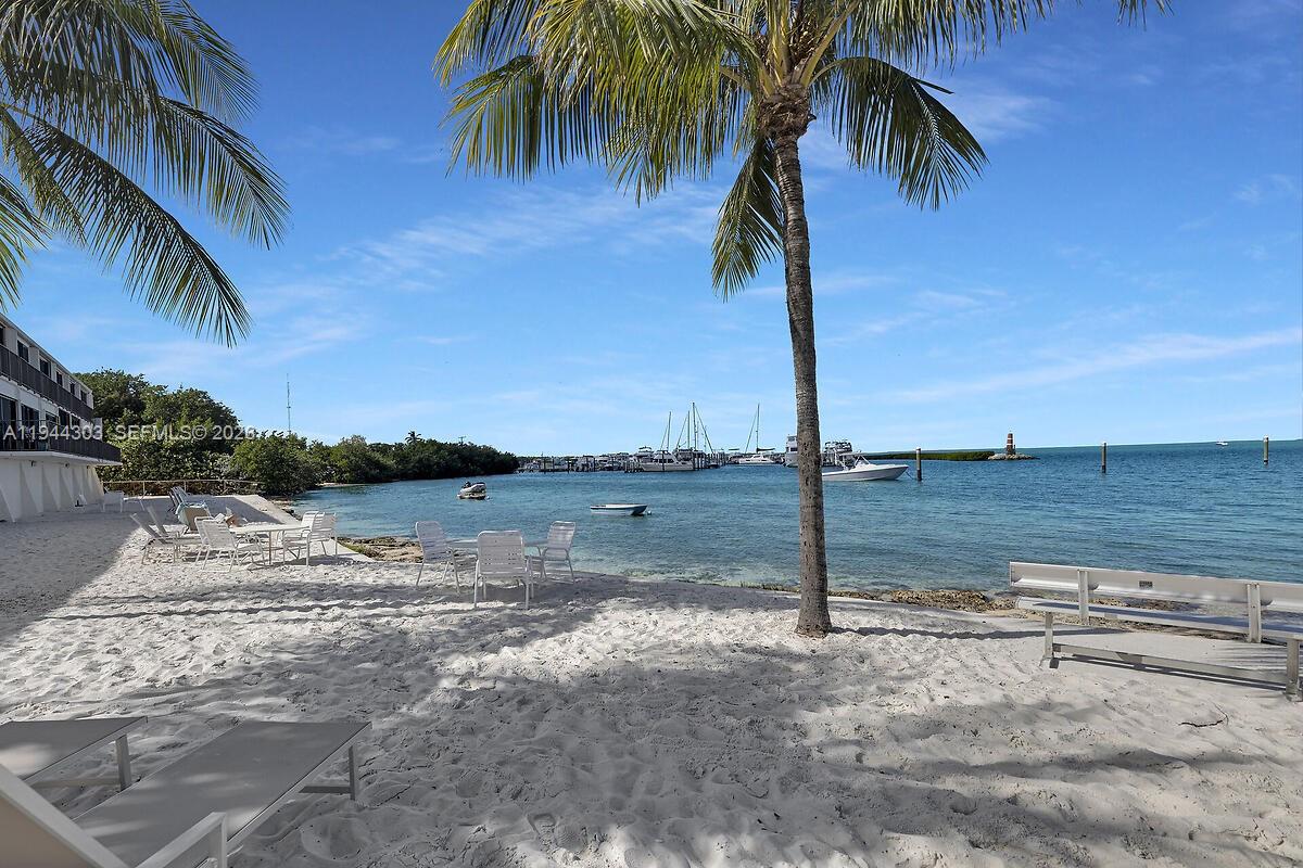 EXECUTIVE BAY CLUB - Residential