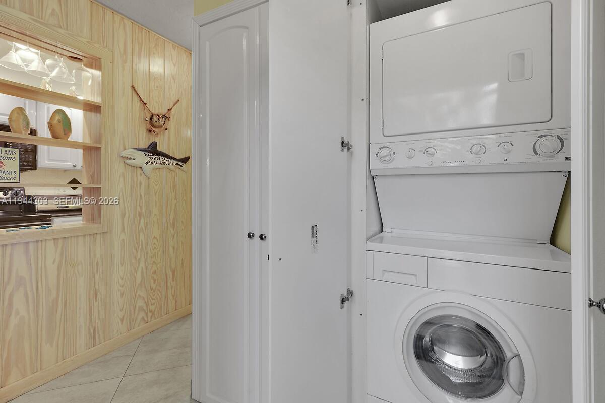 EXECUTIVE BAY CLUB - Residential