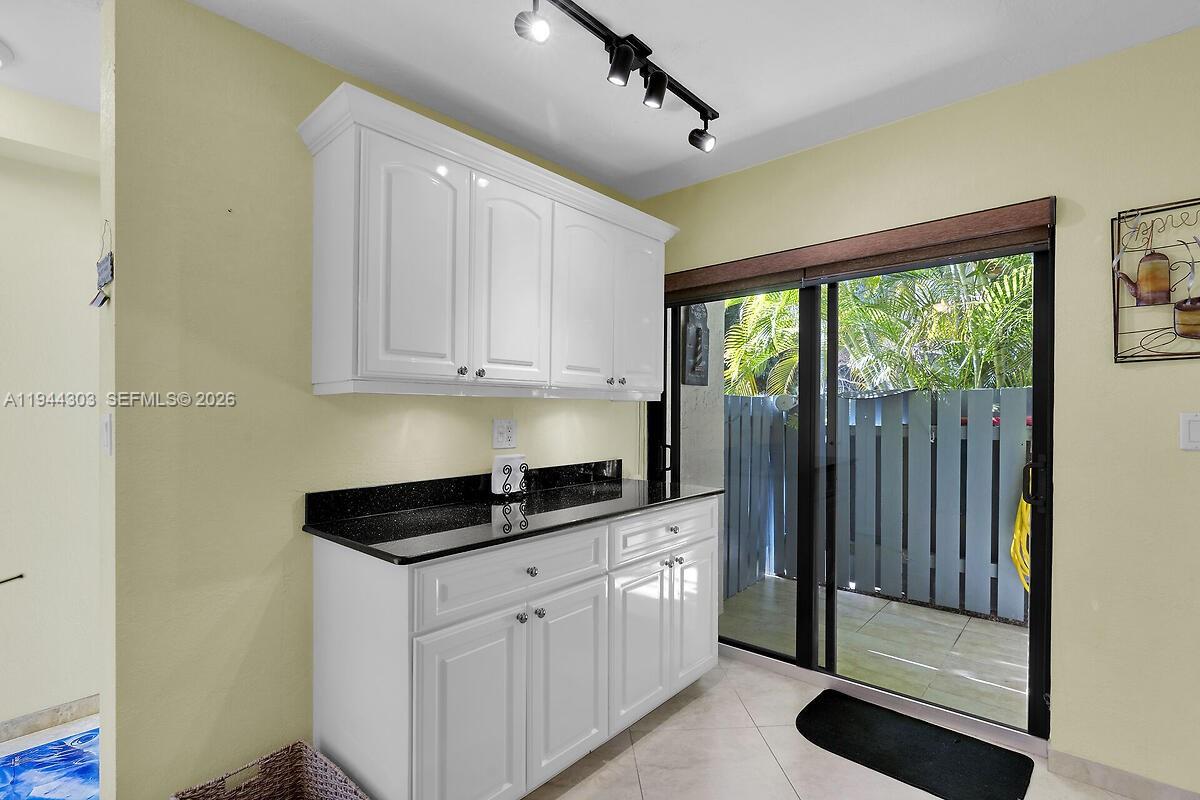 EXECUTIVE BAY CLUB - Residential