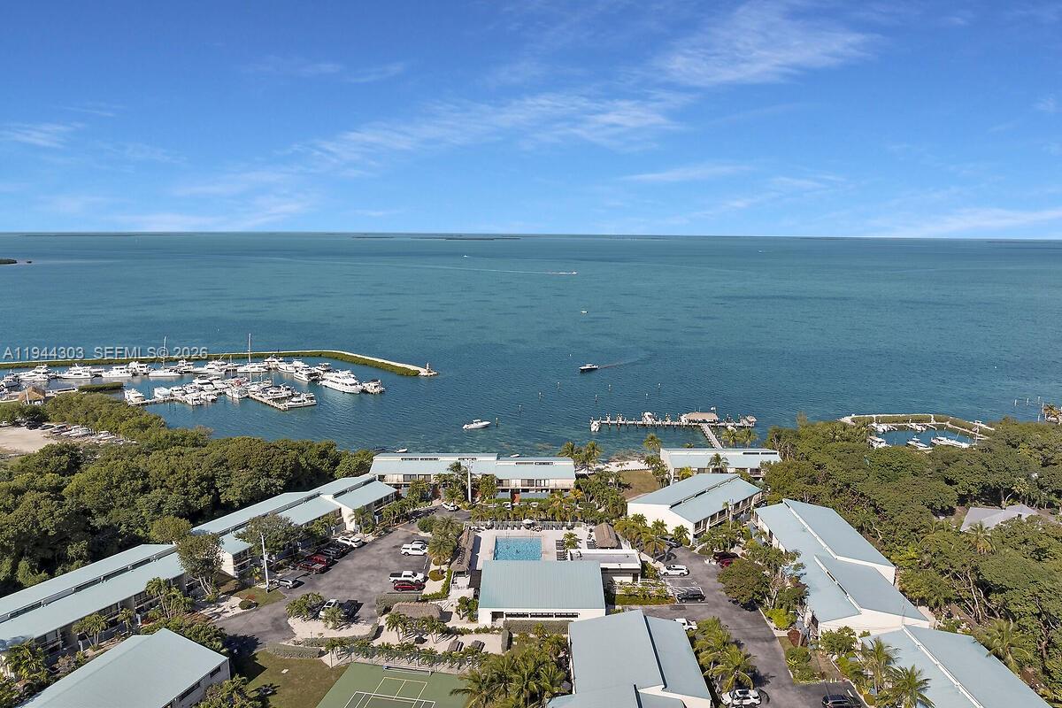 EXECUTIVE BAY CLUB - Residential