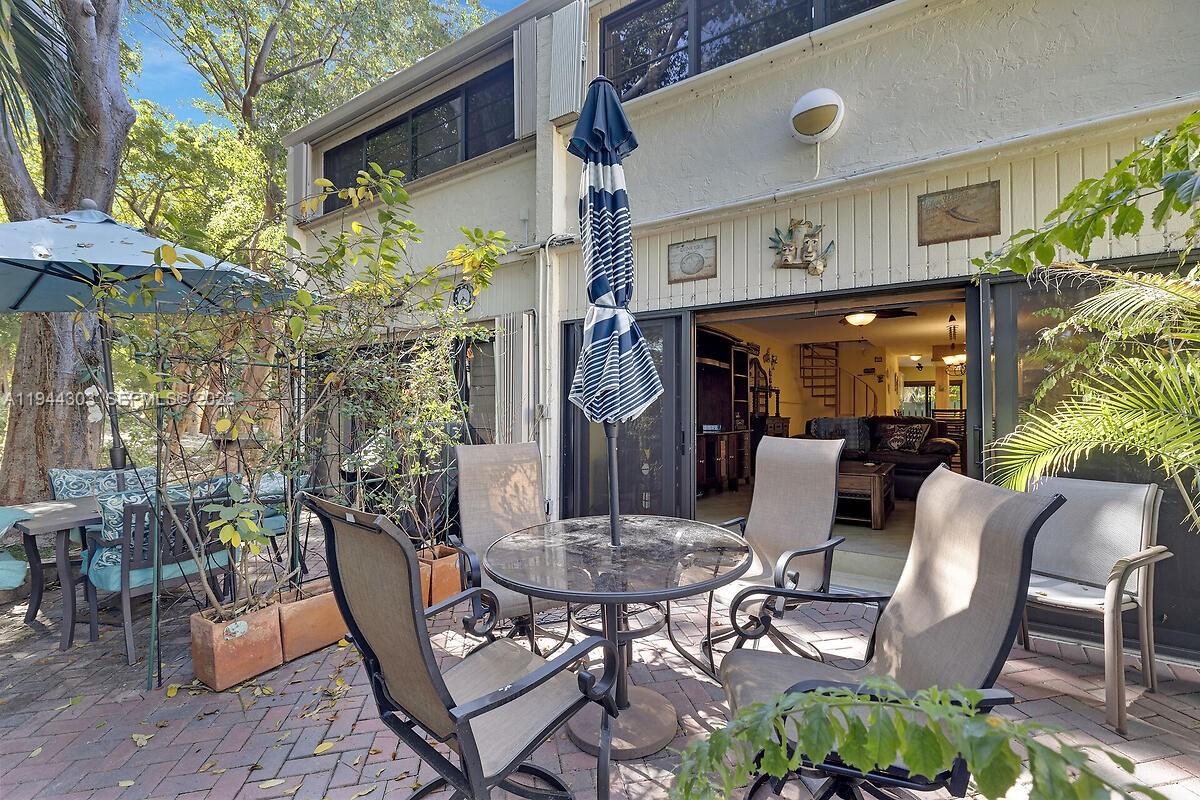 EXECUTIVE BAY CLUB - Residential