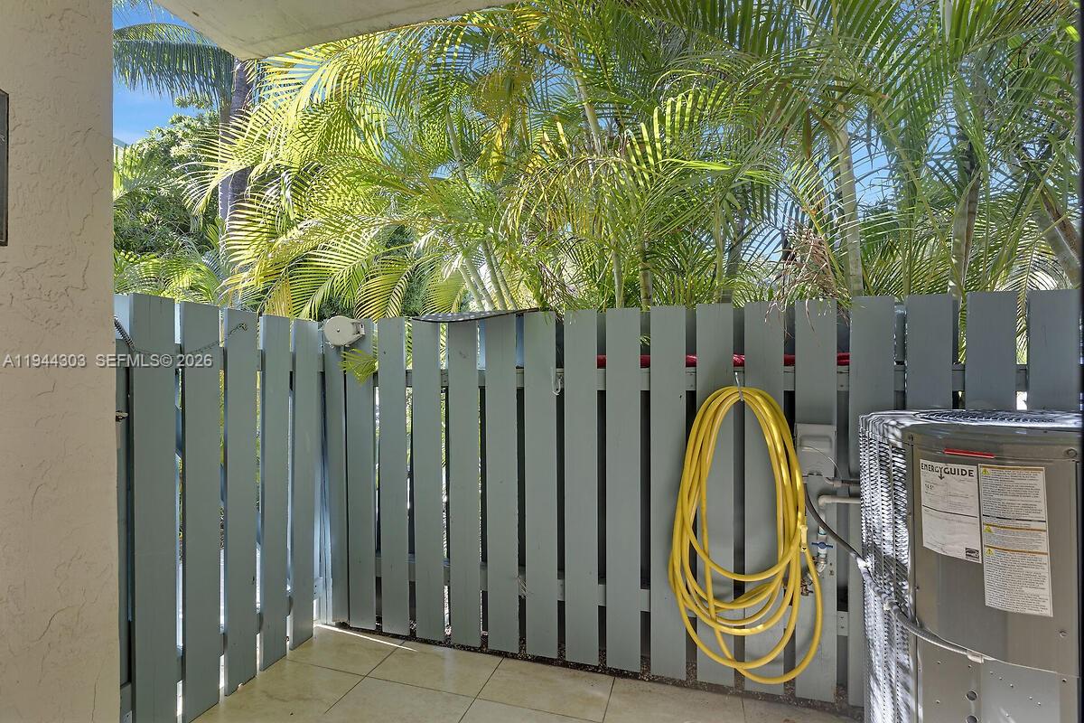 EXECUTIVE BAY CLUB - Residential