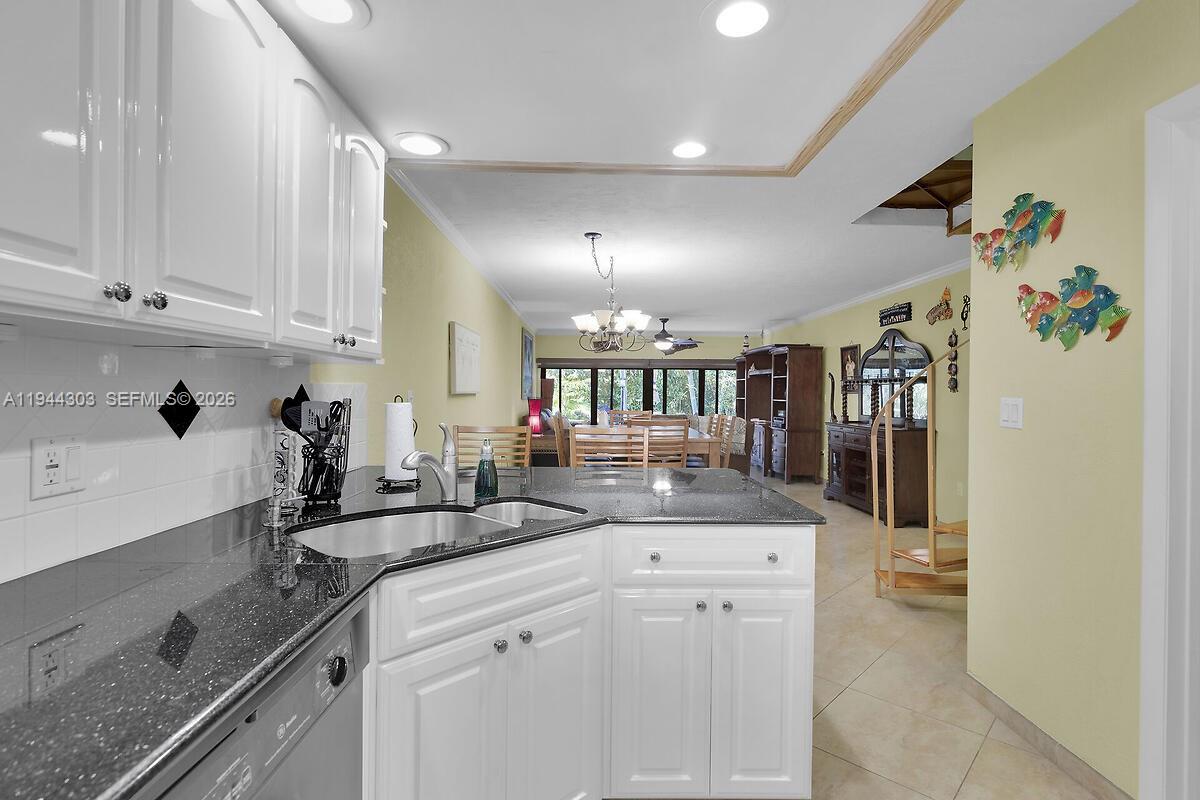 EXECUTIVE BAY CLUB - Residential