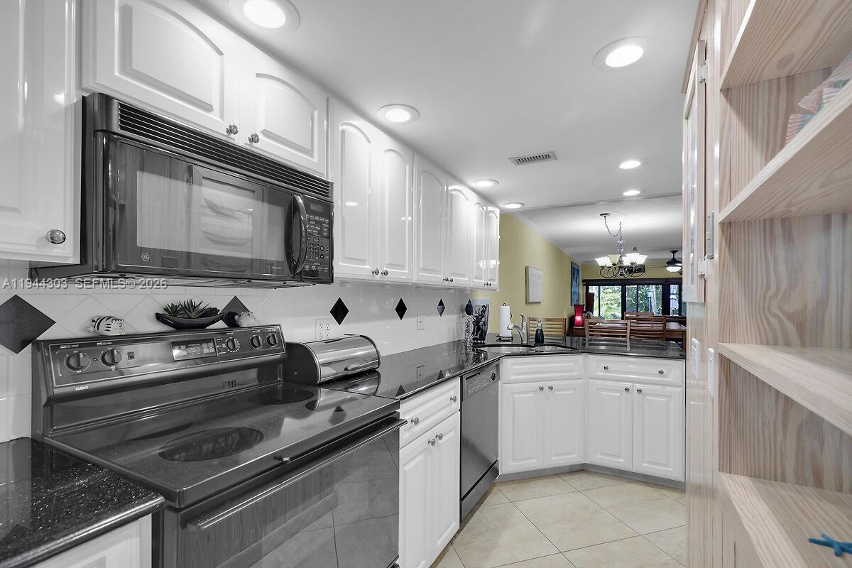 EXECUTIVE BAY CLUB - Residential