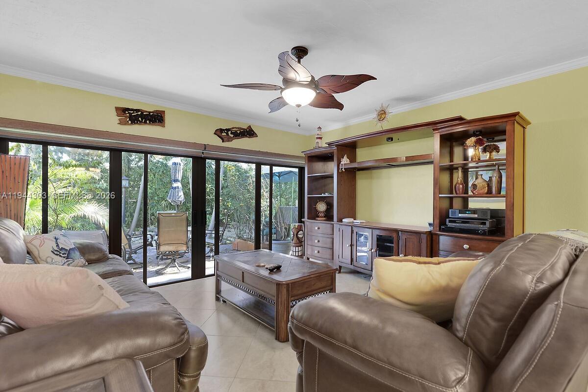 EXECUTIVE BAY CLUB - Residential