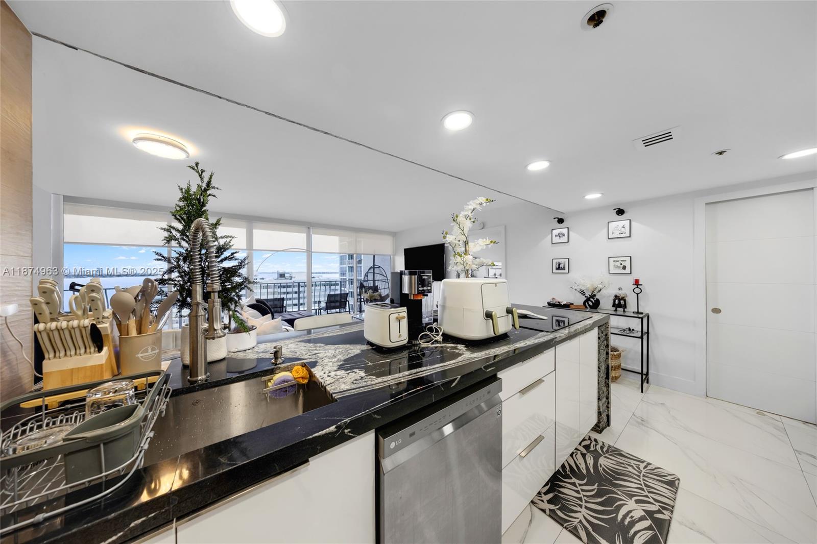 THE GRANDVIEW PALACE COND - Residential