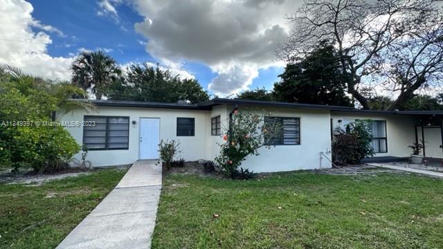 plantation near country club park ,updated studio apartment , laundry room on site , new appliances , quit and peaceful street , prime location , near schools , shopping and all major roads . rent includes water and electric .
call or text agent for showing instructions .