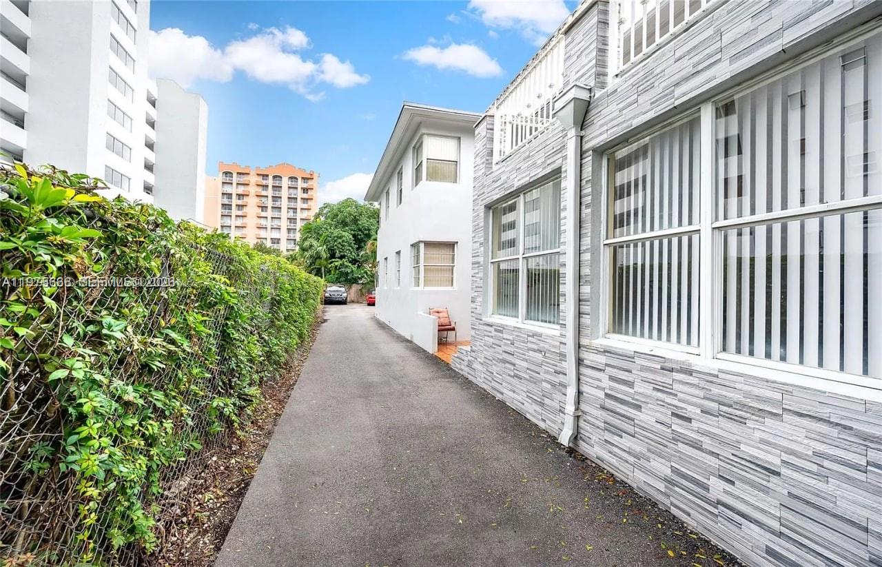 BRICKELL ESTATES - Residential Lease