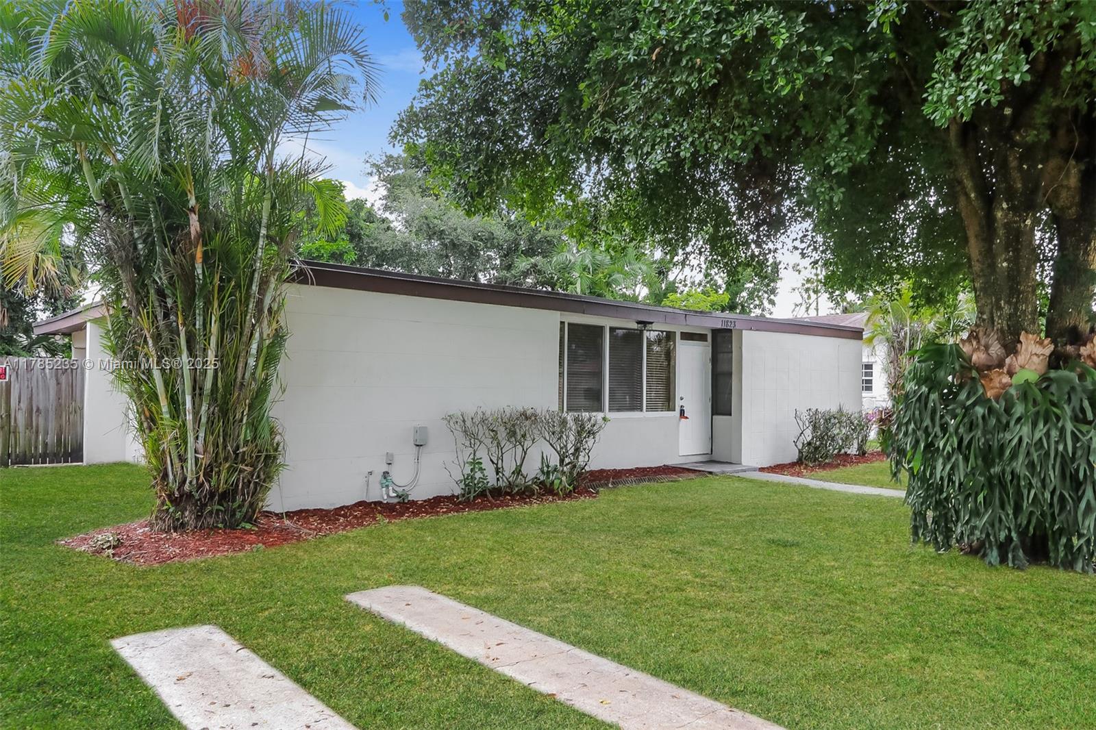 11823 Dahlia Dr
