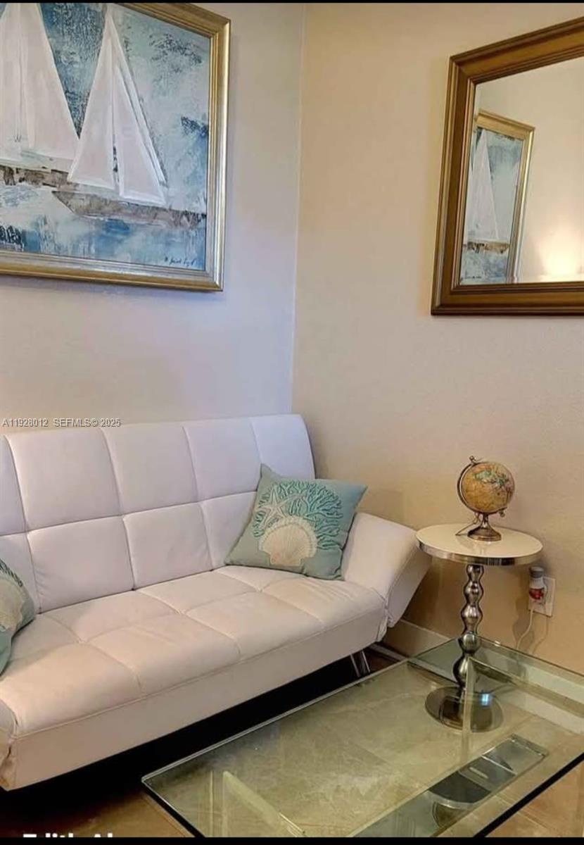 HOLLYWOOD LITTLE RANCHES - Residential Lease