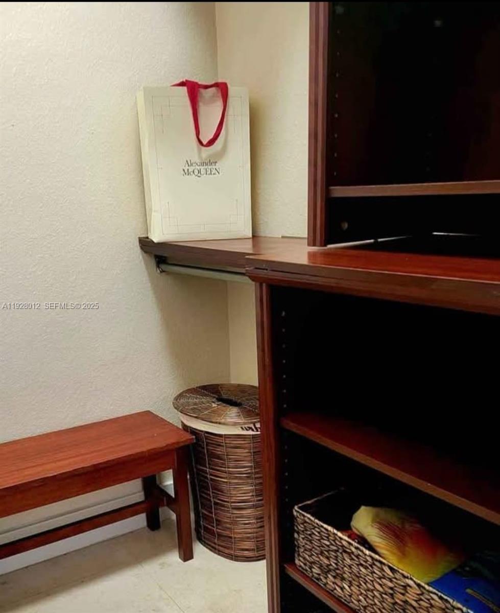 HOLLYWOOD LITTLE RANCHES - Residential Lease