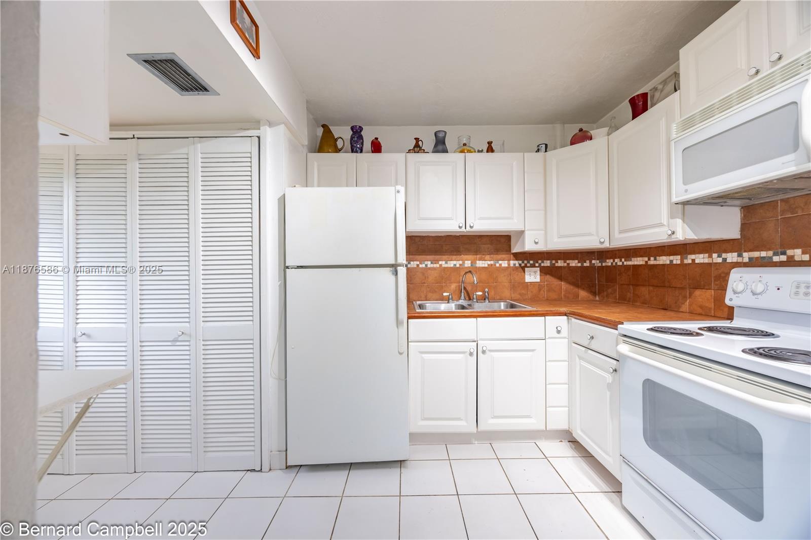 Plantation home! This spacious 2-beds,2-baths corner VILLA offers the perfect blend of comfort, privacy, & convenience—all within a ALL-AGE community. Step inside to discover tile flooring throughout, vaulted ceilings, & an open layout that includes a bright living room and dining area, perfect for entertaining or relaxing. Enjoy your in-unit laundry with your own washer & dryer, plus peace of mind with a new A/C unit and updated electrical panel. You'll love the privacy that comes with this corner unit, as well as the amenities—including a swimming pool, tennis courts, & basketball court. Best of all, you’re centrally located near everything you need: shops, dining, parks, highways, & great schools. This home is an incredible value for 1st time buyers, downsizers, or investors alike.