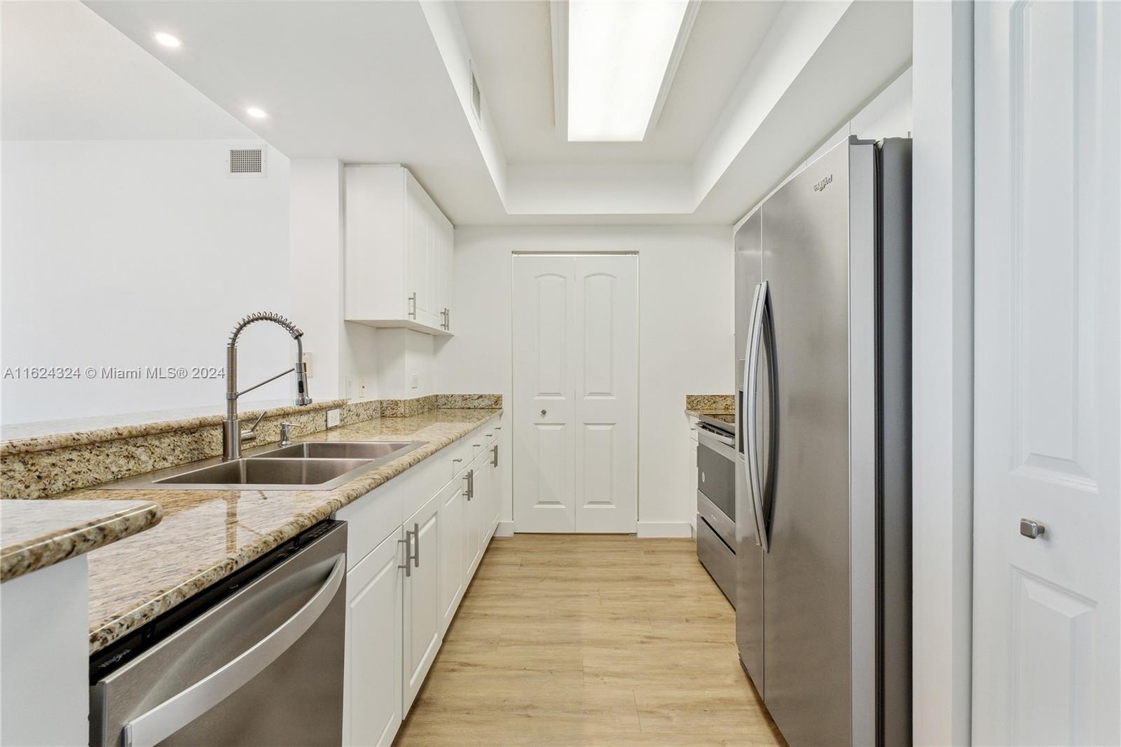 TURNBERRY ON THE GREEN CO - Residential Lease