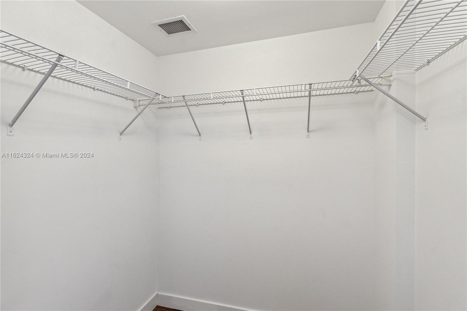 TURNBERRY ON THE GREEN CO - Residential Lease