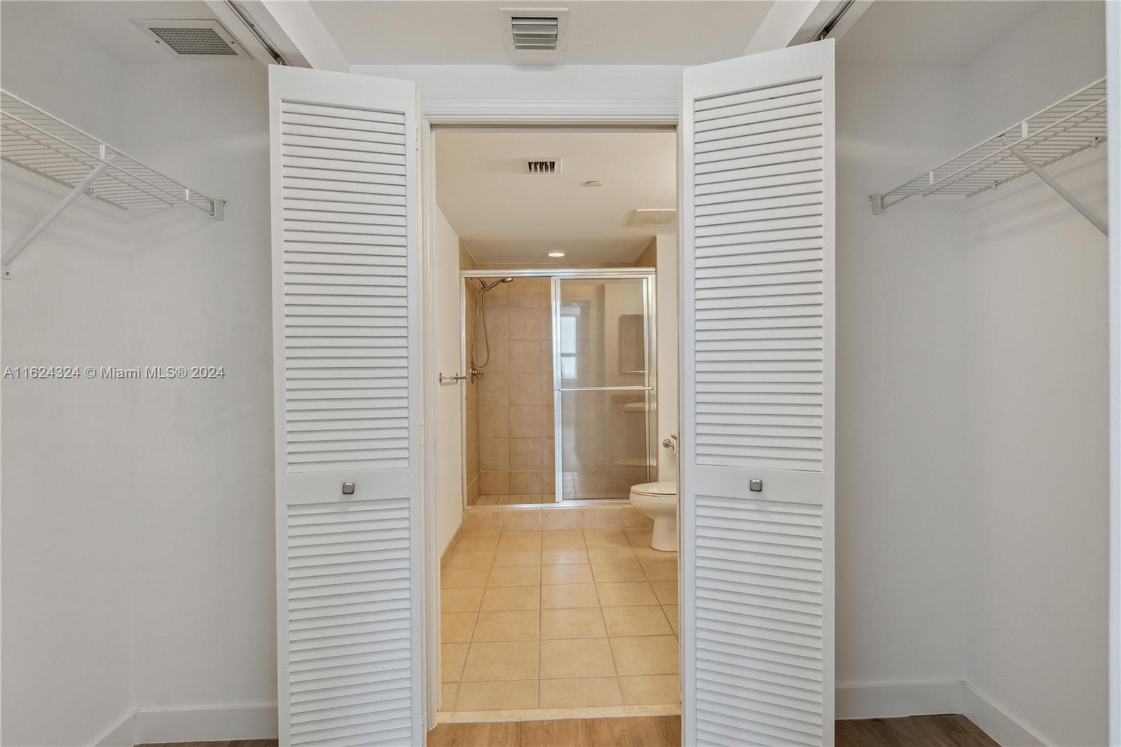 TURNBERRY ON THE GREEN CO - Residential Lease