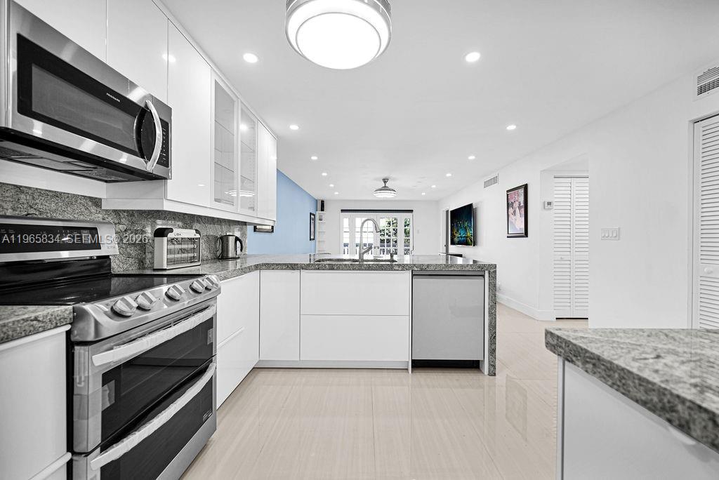 FOURTH GULFSTREAM GARDEN - Residential