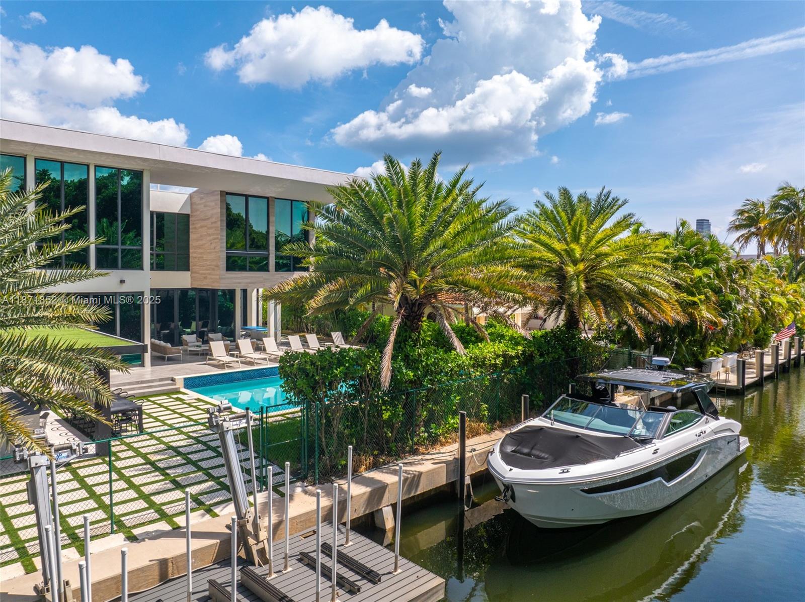 521 Holiday Dr