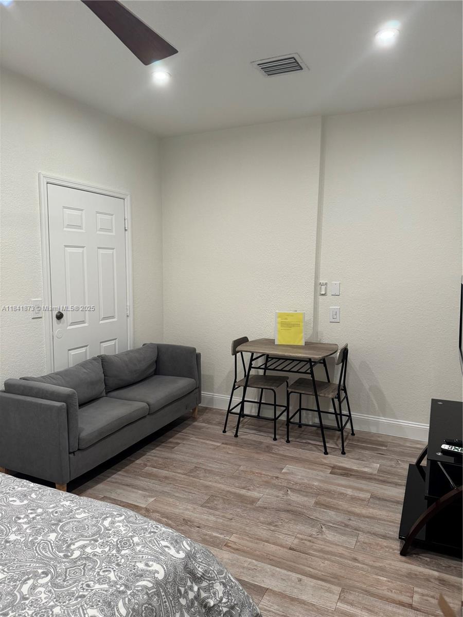 This cozy and beautifully updated efficiency offers ample closet space, is furnished, and includes utilities: electricity, water, and internet. It also has one dedicated parking space. Conveniently located near shopping
centers, parks, and hospitals.