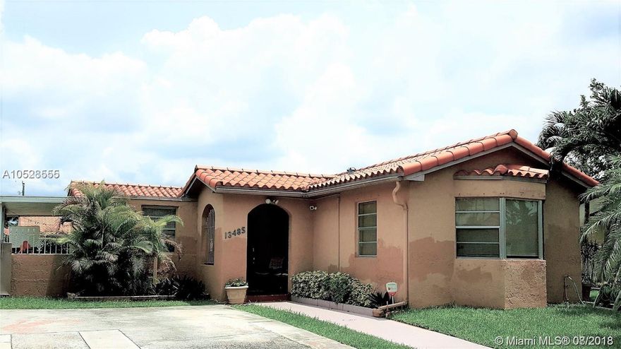 GREAT LOCATION! PROPERTY IS IN A CUL-DE-SAC, CLOSE TO TURNPIKE, SHOPPING CENTER AND RESTAURANTS. EXCELLENT PUBLIC SCHOOLS. OVERSIZED KITCHEN/DINNING ROOM WITH GAS STOVE. WASHER AND DRYER INCLUDED. BIG BACKYARD TO PARK BOAT OR RV.