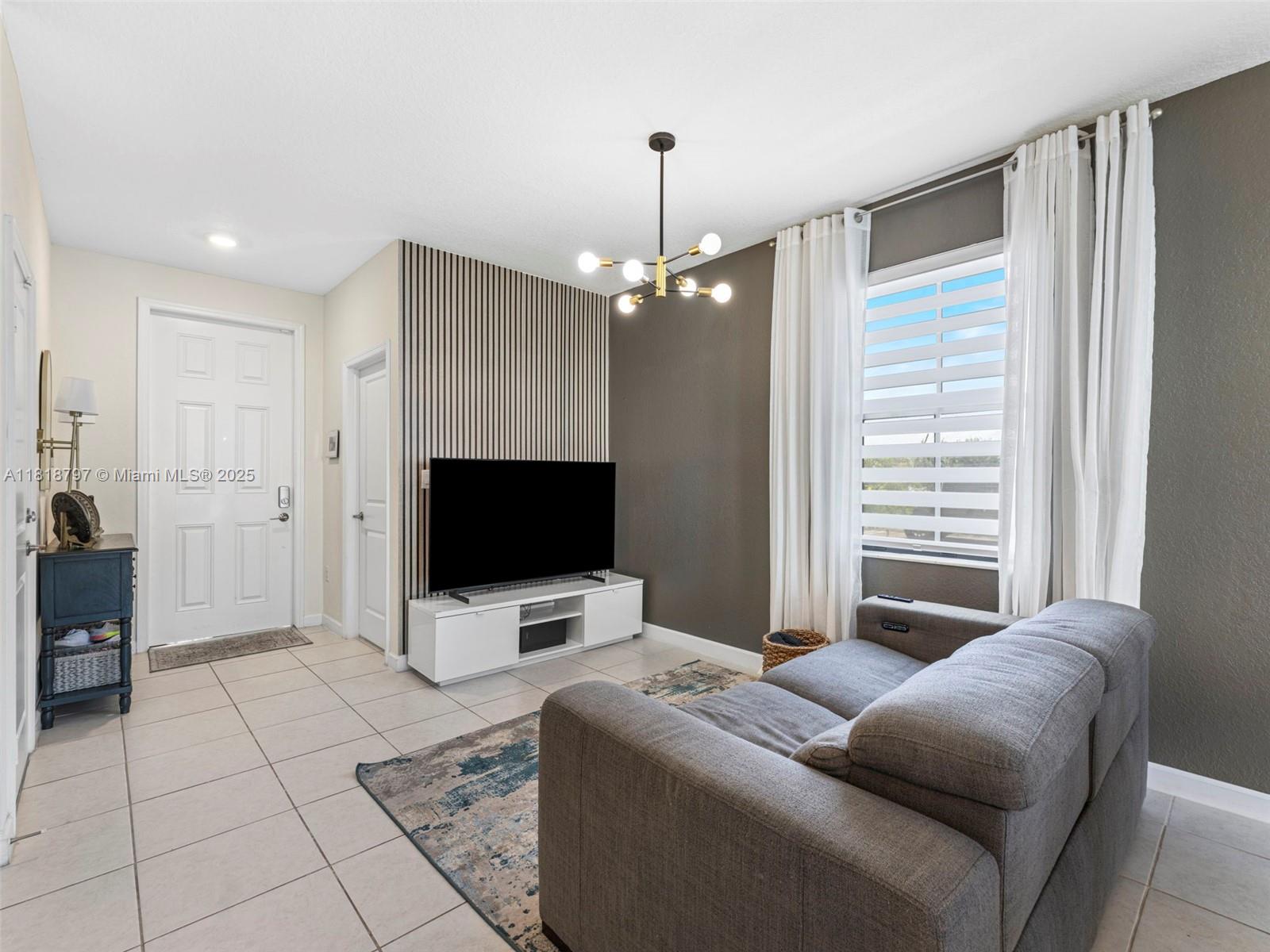 AQUABELLA NORTH REPLAT - Residential Lease