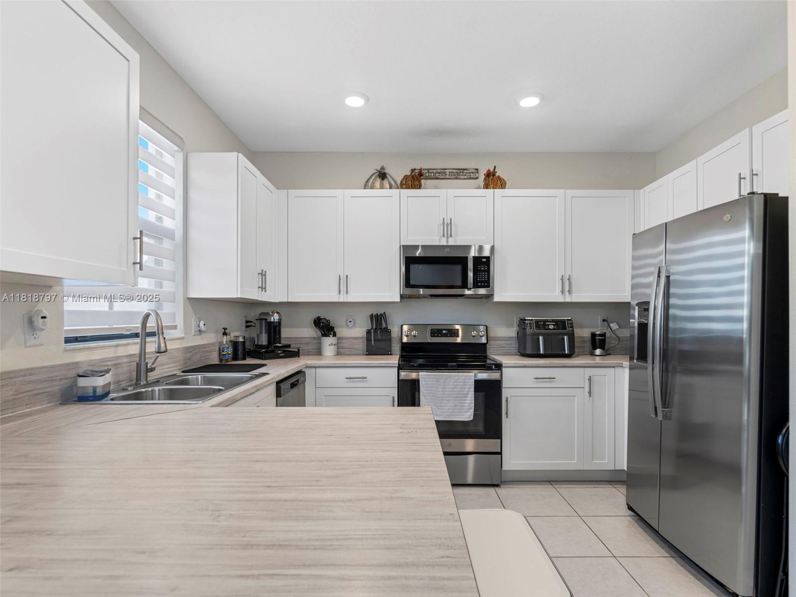 AQUABELLA NORTH REPLAT - Residential Lease
