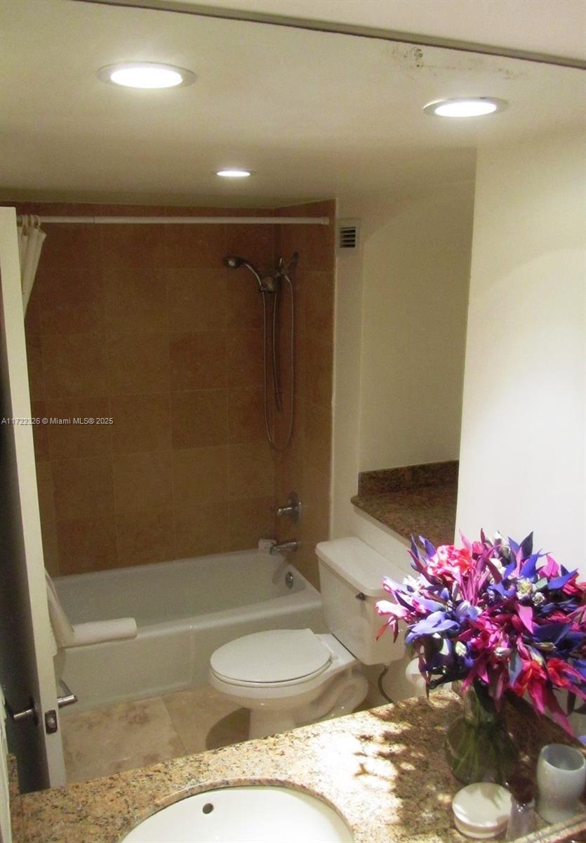 THE DECOPLAGE CONDO - Residential Lease