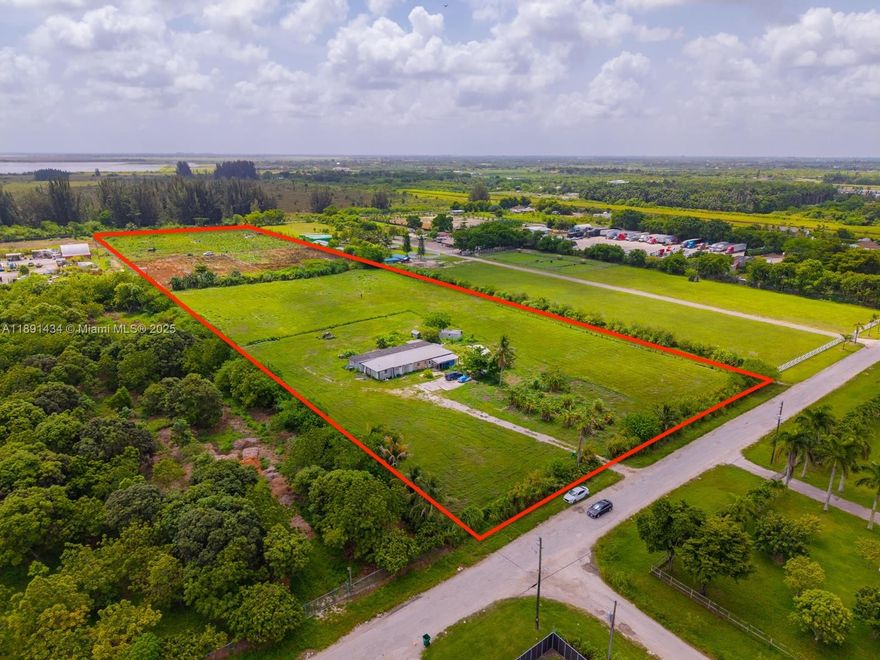 Take advantage of this excellent opportunity to acquire 10 acres of land with great potential for development, investment, or personal use. Located in a growing and highly sought-after area, this lot offers the perfect combination of space, privacy, and accessibility. Total acreage: 10 flat, usable acres. Ideal for residential, agricultural, or recreational projects. Easy access. Quiet location surrounded by nature. Utilities (water and electricity) are nearby.
This property is perfect for those looking to build a custom project or secure a valuable asset for the future.
Don't miss this opportunity to acquire land with great potential in a strategic location.
Contact us today for more information or to schedule a showing.