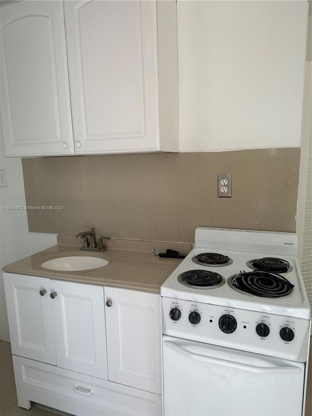 Photo of 1610 N Dixie Hwy #11, Hollywood, FL 33020 (MLS # A11655912)