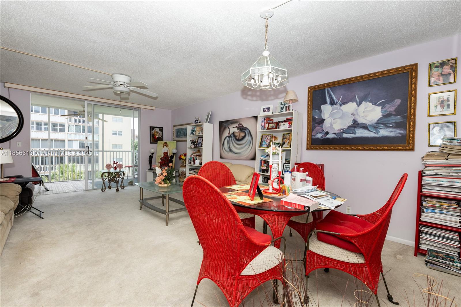 This is a cozy 2bd/2bth apartment in Hallandale Beach, close to shopping, restaurants and the ocean. Gulfstream Casino, Aventura Mall and Atlantic Village are less than 10 min driving. 20 min driving to Fort Lauderdale airport, 8 min driving or 12 min biking to the beach. Quiet back yard with the heated pool and the clubhouse, bike storage on the floor.