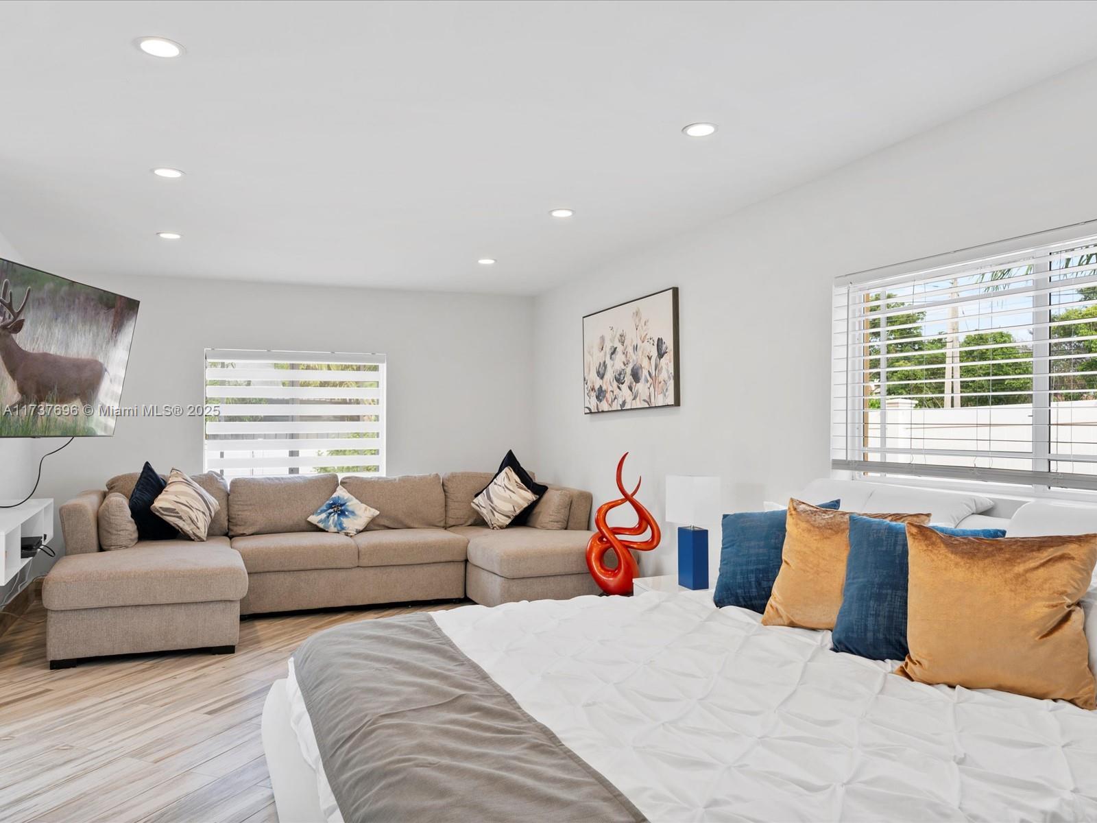 HOLLYWOOD HOMESITES HIGH - Residential Lease