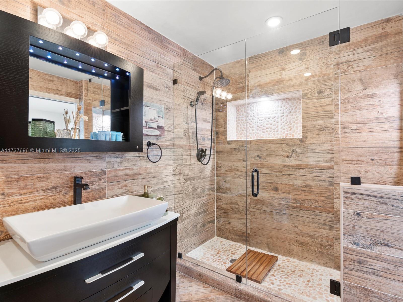 HOLLYWOOD HOMESITES HIGH - Residential Lease